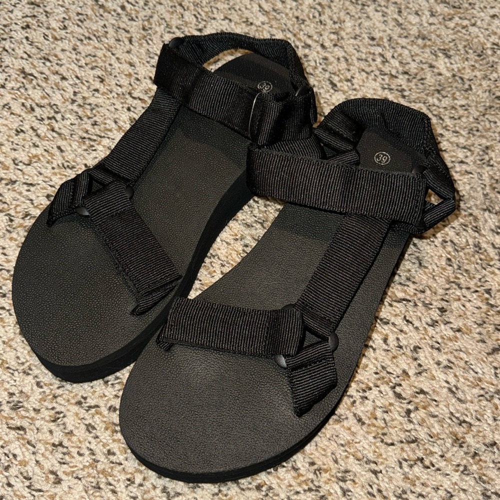 Comfy black chunky sandal